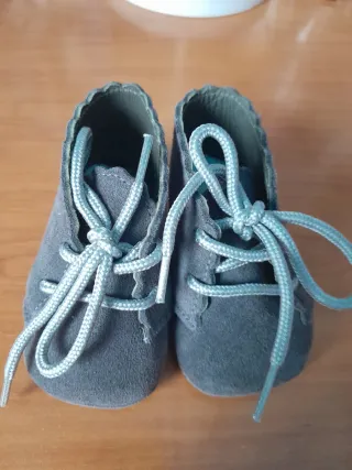 Venta solidaria: Zapatos de bebé grises talla 16