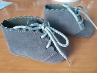 Venta solidaria: Zapatos de bebé grises talla 16