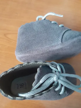 Venta solidaria: Zapatos de bebé grises talla 16