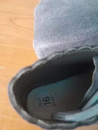 Venta solidaria: Zapatos de bebé grises talla 16