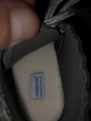 Venta solidaria: Zapatos de bebé grises talla 16