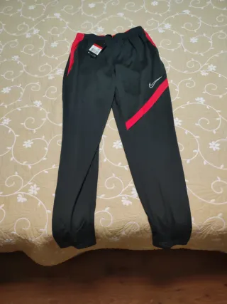 Pantalón chándal Nike negro y rojo.