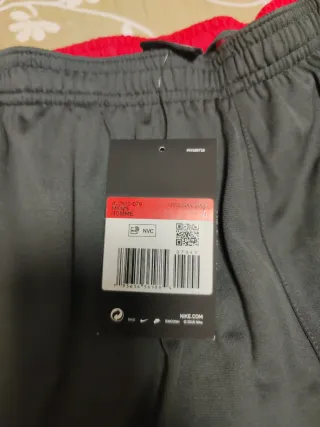 Pantalón chándal Nike negro y rojo.