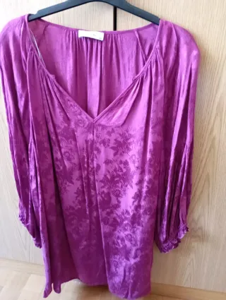 Blusa fucsia con estampado floral