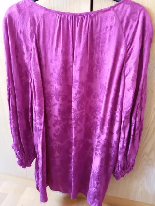 Blusa fucsia con estampado floral