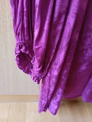 Blusa fucsia con estampado floral