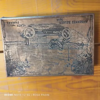 Cajita metálica antigua grabada