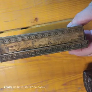 Cajita metálica antigua grabada