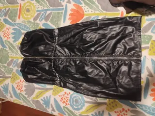 Vestido negro con cadena