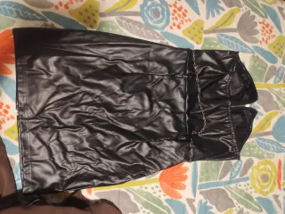 Vestido negro con cadena