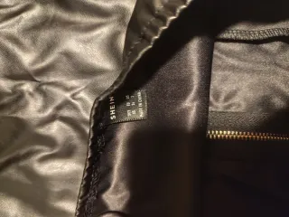 Vestido negro con cadena