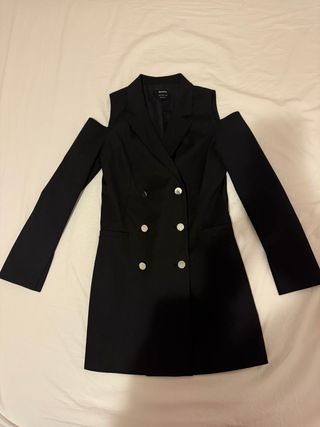 Vestido blazer Bershka negro hombros descubiertos