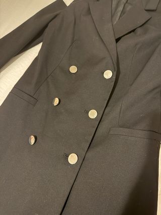 Vestido blazer Bershka negro hombros descubiertos