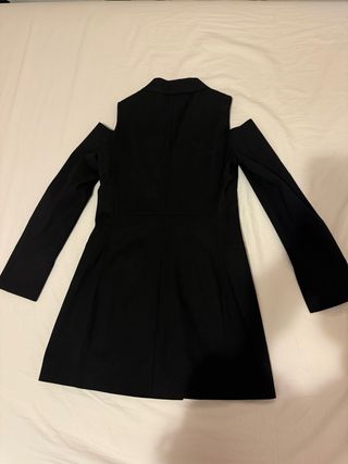 Vestido blazer Bershka negro hombros descubiertos