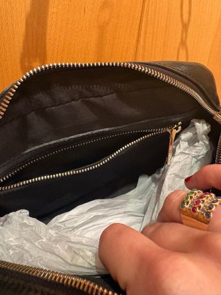 Bolso Uterqüe negro acolchado con tachuelas