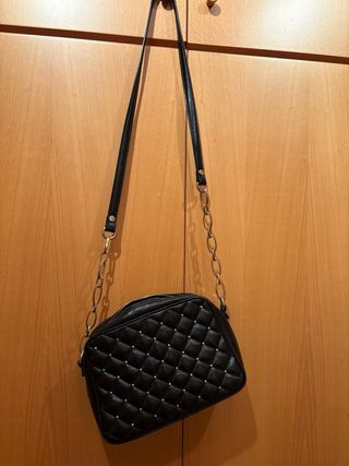 Bolso Uterqüe negro acolchado con tachuelas