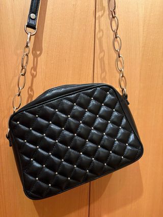 Bolso Uterqüe negro acolchado con tachuelas