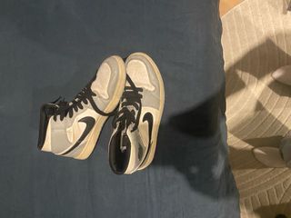 Nike Air Jordan 1 Gris y Blanco