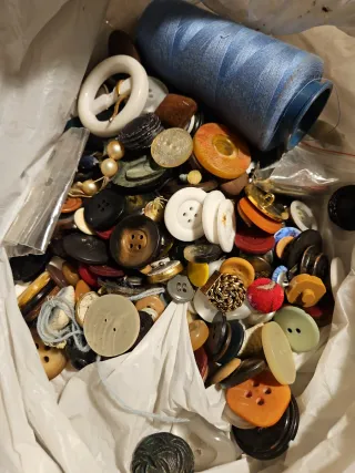 Lote de botones y carrete de hilo