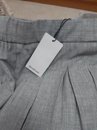 Falda gris plisada