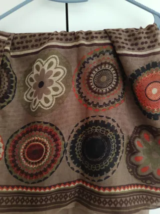 Pañuelo estampado marrón y multicolor
