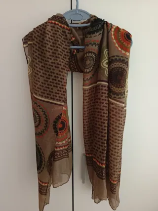 Pañuelo estampado marrón y multicolor