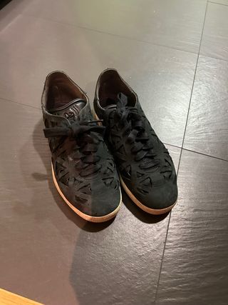 Zapatillas negras con diseño calado