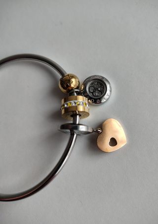 Pulsera Pandora Moments con 3 charms