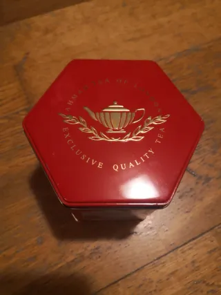 Pote de lata hexagonal rojo