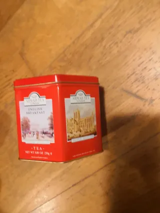 Pote de lata hexagonal rojo