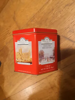 Pote de lata hexagonal rojo