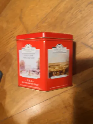 Pote de lata hexagonal rojo