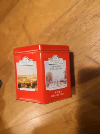 Pote de lata hexagonal rojo