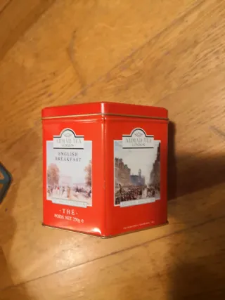 Pote de lata hexagonal rojo