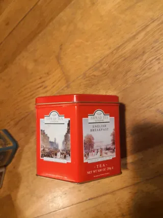 Pote de lata hexagonal rojo