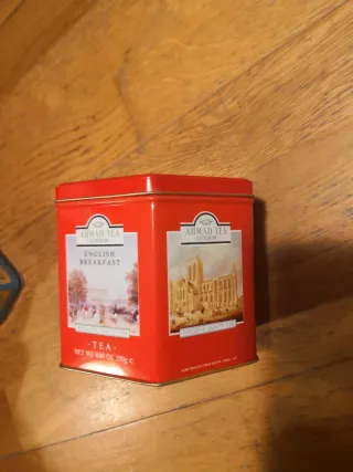 Pote de lata hexagonal rojo