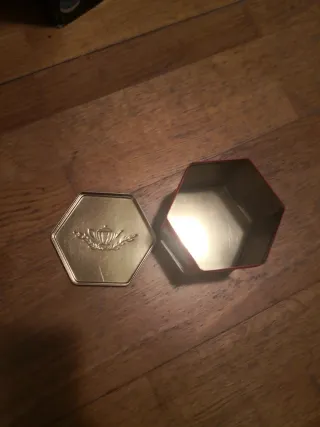 Pote de lata hexagonal rojo