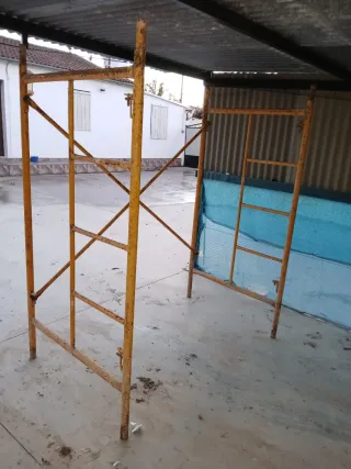 Andamio metálico amarillo con tijera