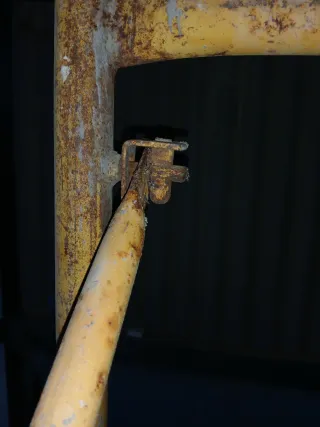 Andamio metálico amarillo con tijera