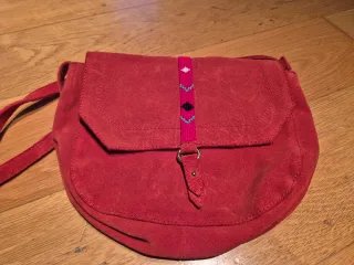 Bolso bandolera rojo con abalorios