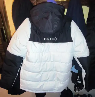 Anorak Tenth térmico negro y blanco. Talla 16 años