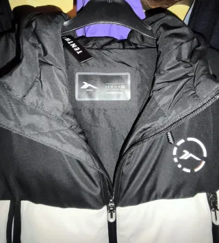 Anorak Tenth térmico negro y blanco. Talla 16 años
