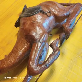 Camellos de cuero decorativos