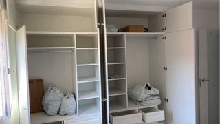 Armario blanco con puertas,puertas y tarima.