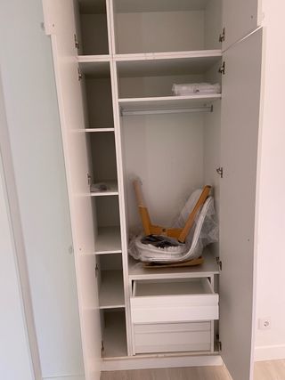 Armario blanco con puertas,puertas y tarima.