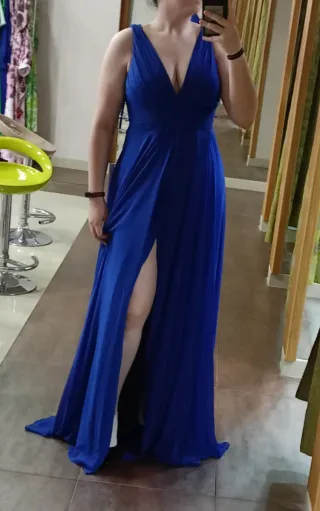 Vestido de fiesta azul real con abertura