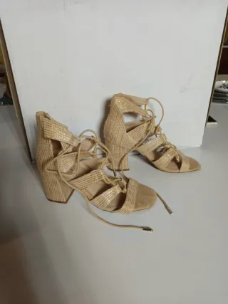 Sandalias Beige con Cordones