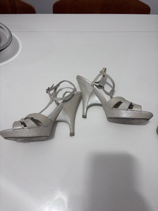 Zapatos de tacón plateados para novia