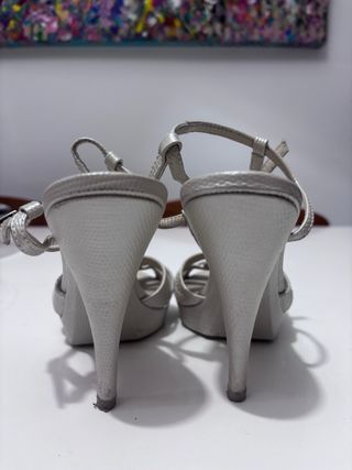 Zapatos de tacón plateados para novia