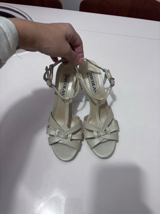 Zapatos de tacón plateados para novia